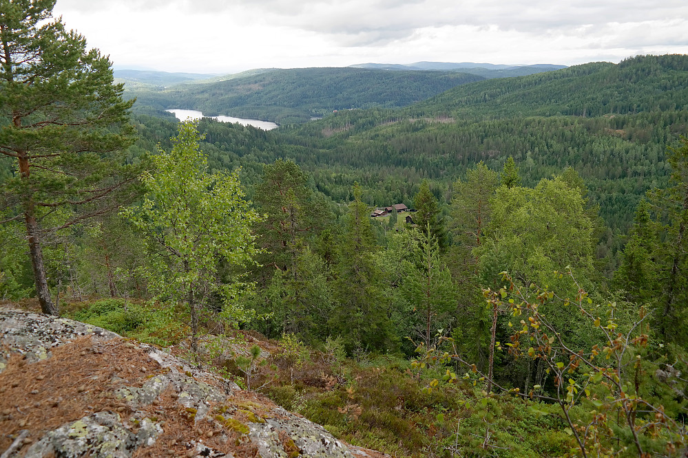 Like ved toppen på Sjursnatten (554), med utsikt ned mot Dåset, som er temmelig midt i bildet.