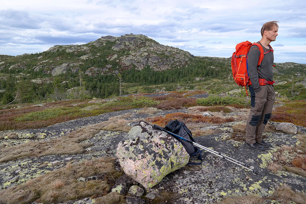 Øyvind på Honseterfjellet (813), her på det nordre toppunktet, som trolig er høyest. Bak ses Styggmann (872).