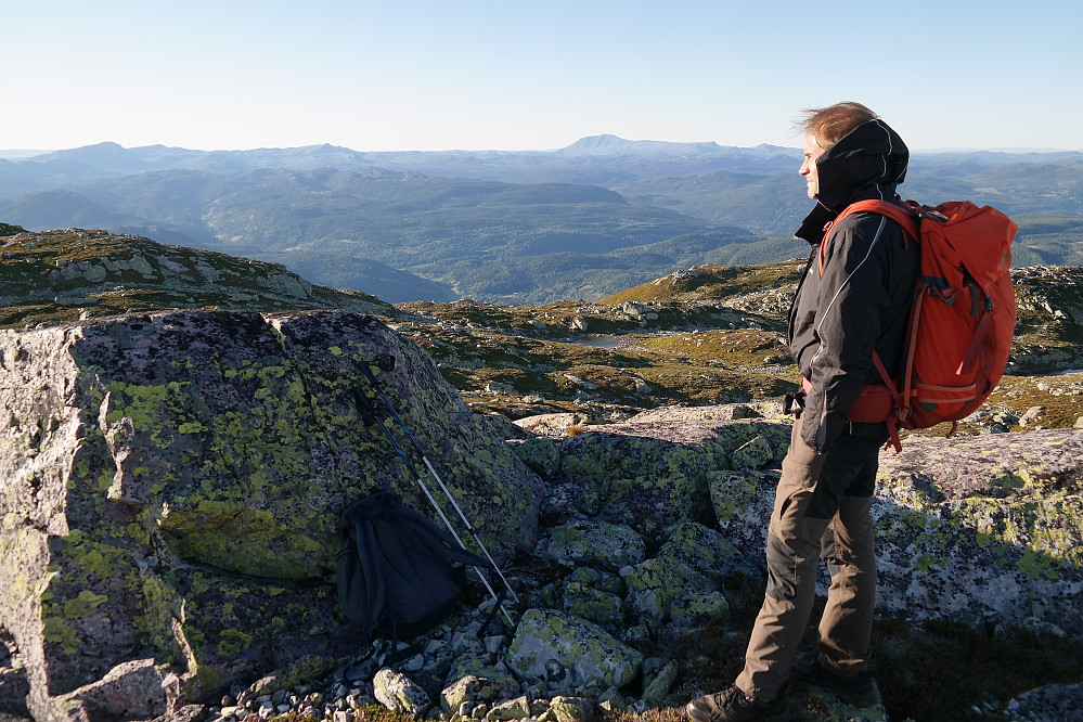 Øyvind på den lille toppen Øst for Nordnibba (1336). Gaustatoppen (1883) i bakgrunnen ganske midt i bildet.