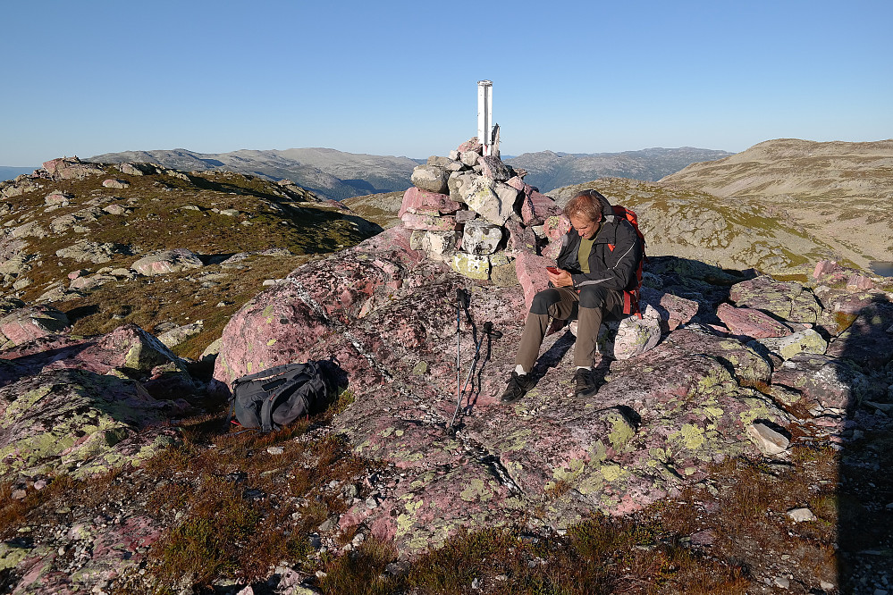 Øyvind på Nordnibbas trig.punkt (1364,5 moh). Det midtre toppunktet, som er rundt 30 cm høyere, ses noen meter lengre bak helt til venstre i bildet. Skorvetoppen (1370) er et stykke lengre bak og helt til høyre.