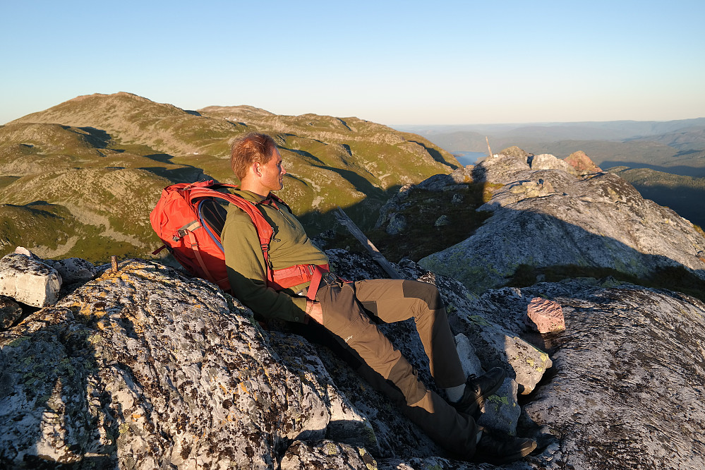 Sola kastet lengre skygger her på toppen av Hestenutan (1281). I bakgrunnen, lengst til venstre, er Nordnibba (1364). Lengre bak og nesten rett over Øyvinds hode, ses Skorvetoppen (1370).