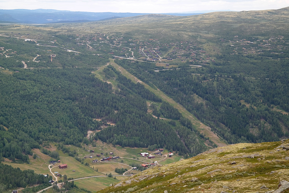 Zoom mot hyttefeltet hvor hytta vi leide ligger, fra toppen av Flåtåfjellet (1257). Hytta befinner seg rett til høyre for toppen av alpinbakken, og så litt til høyre for midten av bildet.