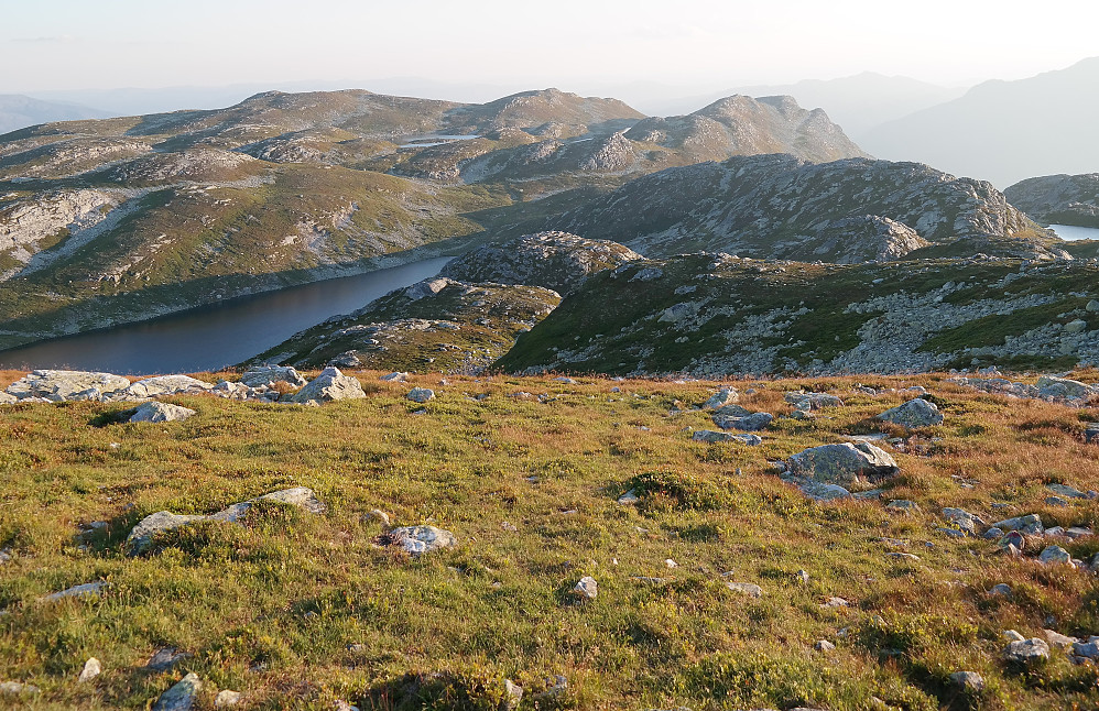 Vi er litt vest for toppen av Røysdalsnuten (1291) og ser mot Sørvest for Røysdalsnuten (1220), som er i bakgrunnen til venstre. Vannet nedenfor til venstre er Årstaultjønni.