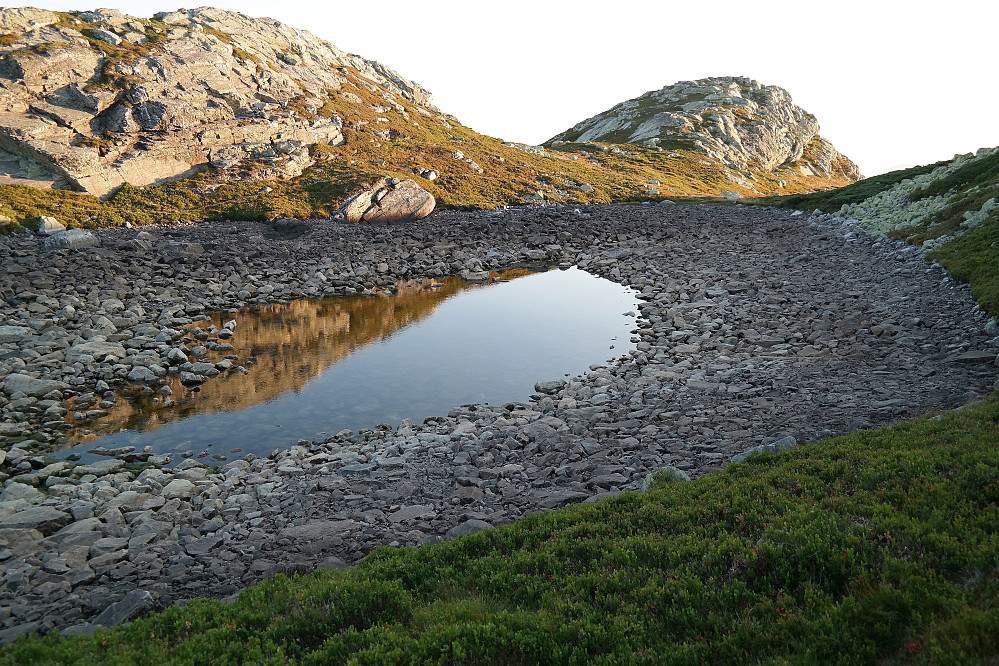 Vi passerer et tjern som ligger nord for Årstaultjønni. Dette tjernet er 65 meter langt og 35 meter bredt, og er i ferd med å tørke ut.