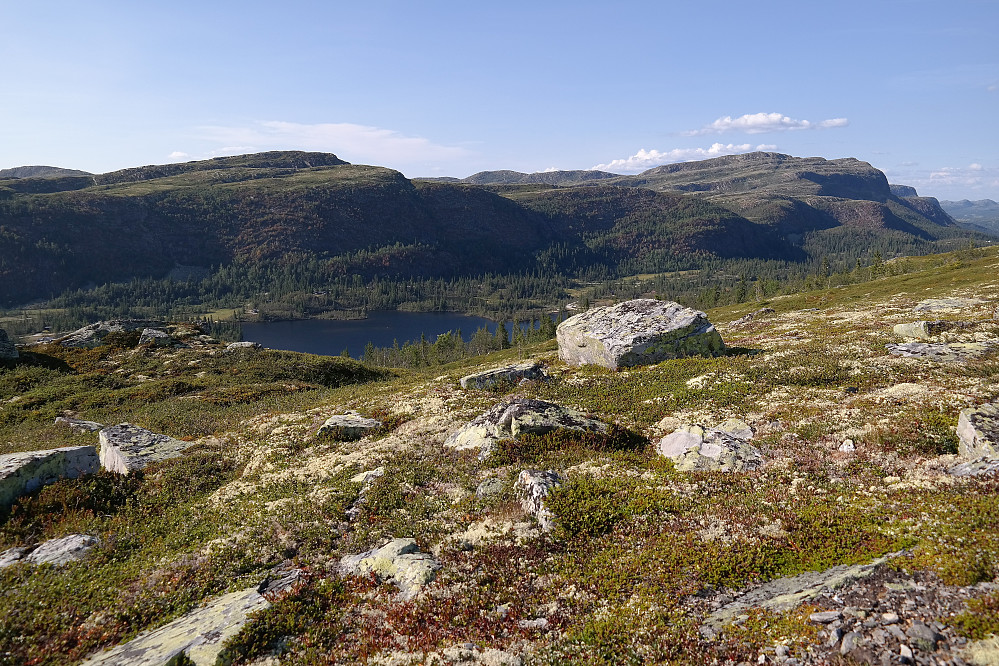 Jeg har kommet opp på snaufjellet like nord for Fjelltjønne. Utsikt nordover. Til venstre er Hesteleinnatten (1177). Lengre bak og til høyre i bildet, er Haglebunatten (1278).