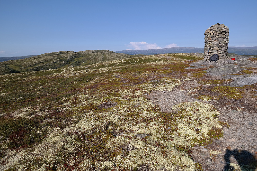 Stor og flott toppvarde på Bjørnlifjellet (1073). Bak til venstre ses Stornatten Vest (1109) og Stornatten (1123).