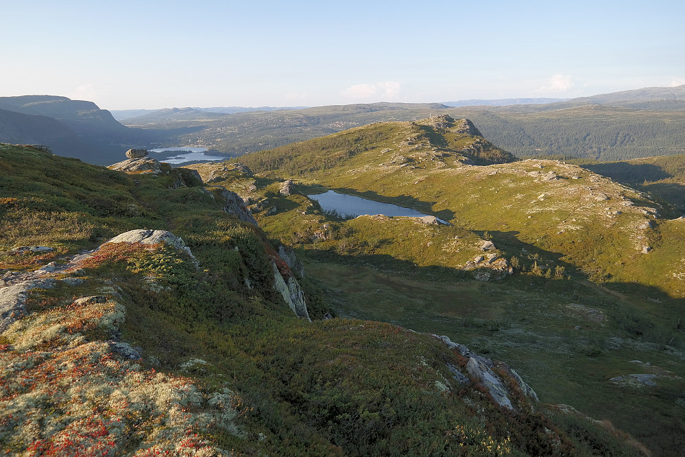 Jeg står noen meter nordøst for toppen av Stornatten (1123), og ser i nordøstlig retning. Det lille vannet temmelig midt i bildet, er Steintjenn. Bak dette og litt skrått opp mot høyre, ses Skriunatten (1095). Lengre bak og til venstre i bildet, kan man se Haglebuvatna.