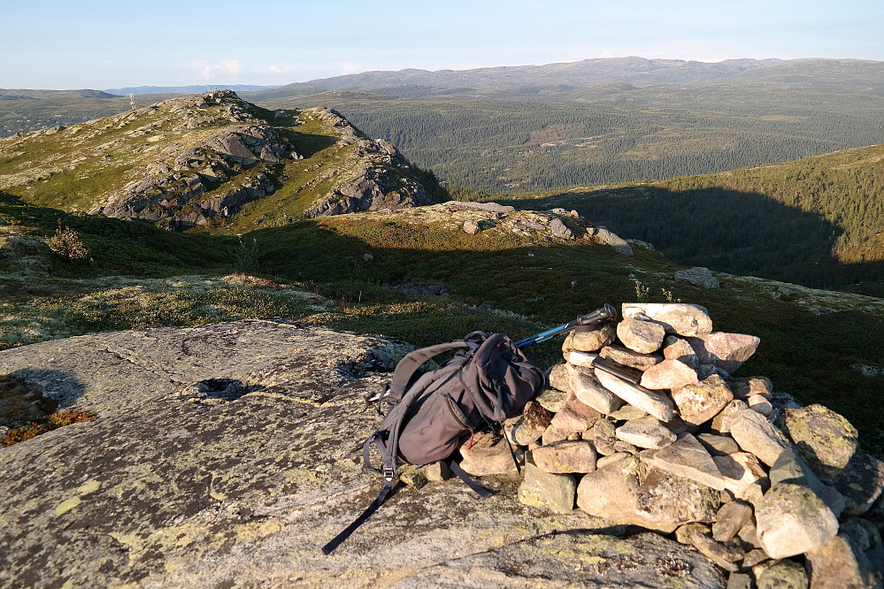 Helt i forgrunnen er toppvarden på Skriunatten Sørvest (1095). Til venstre og litt lengre bak ses Skriunatten (1095).