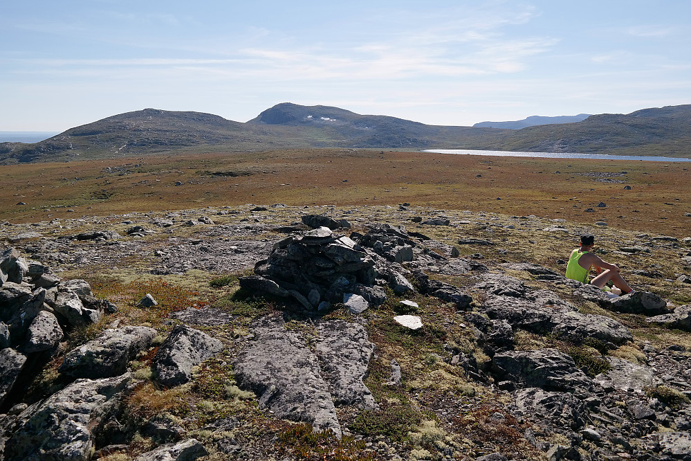 På Slettefjell (1342). Utsikt mot Grytingen (1462), som er nesten midt i bildet. Lengre til venstre ses Grytingen Øst (1413).