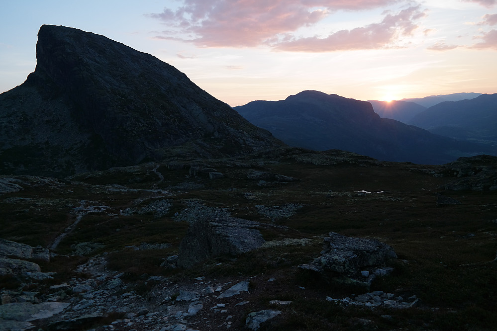 Solnedgang mens jeg var på vei opp til Veslehorn (1300). Her ser jeg tilbake mot Storehorn (1482), som ruver til venstre.