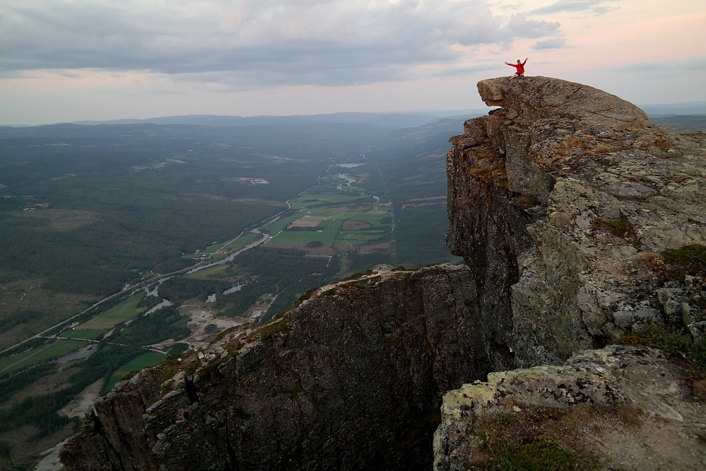 Hans Petter på kanten av det heftige øststupet på Veslehorn (1300). Bildet er tatt mot sørøst, nedover Hemsedal.