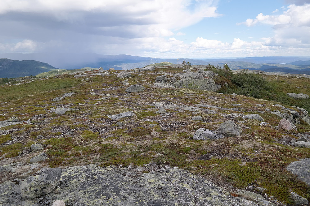 Utsikt mot Ø/NØ fra Storsteinnatten (952). I bakgrunnen til venstre går en ganske kraftig regnbyge over Norefjell.