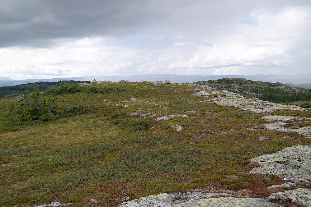 På Storsteinnatten (952), med utsikt vestover. I bakgrunnen er regnskura som var på vei mot meg. Heldigvis var den ganske tynn, så det regnet ikke så lenge.