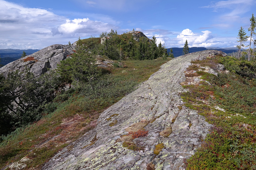 Nydelig terreng her hvor jeg nærmer meg toppen på Lislelinatten (955), som er midt i bildet.