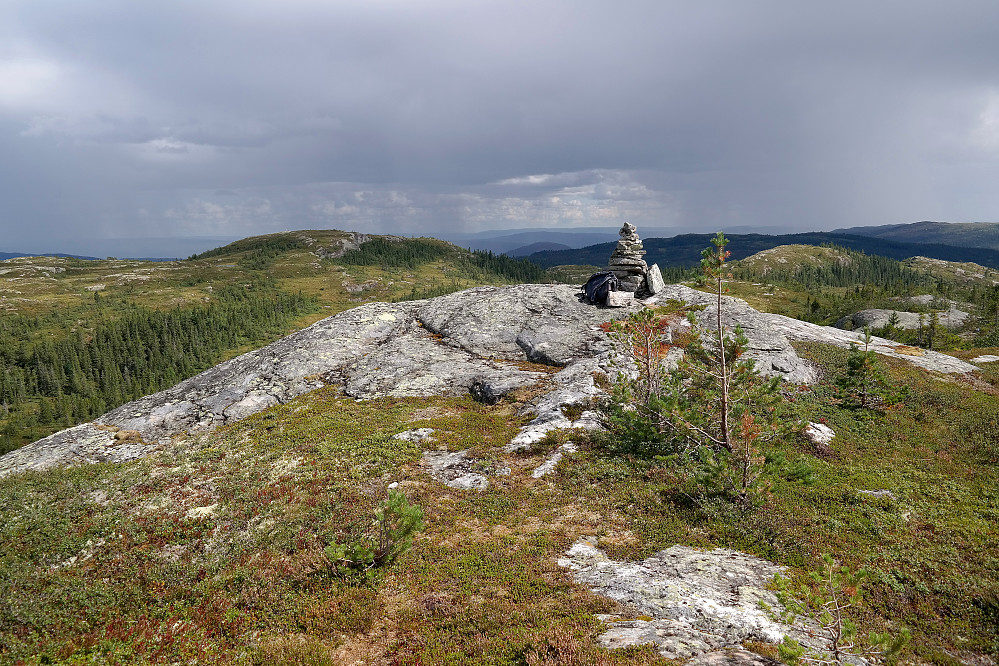 Trivelig og fint her på toppen av Lislelinatten (955). Storsteinnatten (952) er i bakgrunnen til venstre.