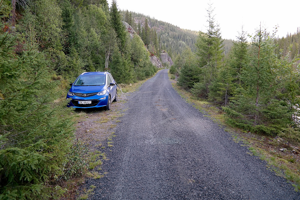 Parkeringslomma hvor bilen kan settes igjen. Grinda med forbudskiltet kan skimtes i enden av veien bakerst.