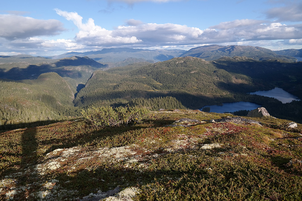 Utsikt mot øst/sørøst under oppstigningen til Brenderustfjell/Rustfjellet (1166). Det dype skaret til venstre er Valegjuvet.