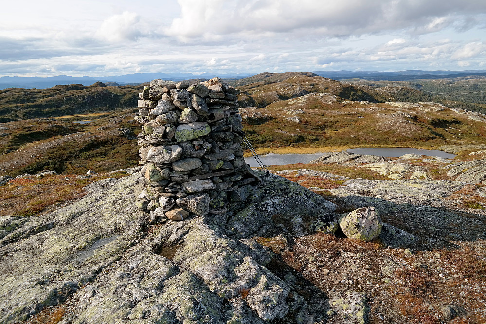 Toppvarden på Saulifjellet (1144). I bakgrunnen og litt til høyre for varden, er Blåfjell (1154).