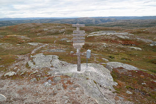 Skilting og postkasse på Blåfjell (1154). Bildet tatt mot nordøst.
