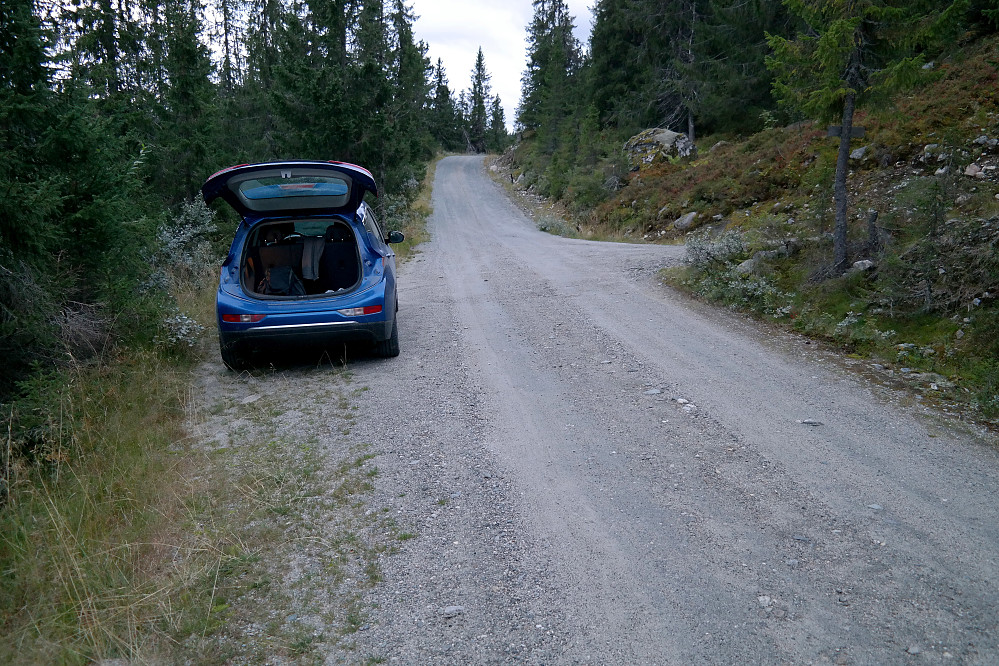 Parkeringslomma vest for Domfettjern. Mørket kom sigende mens jeg skiftet og gjorde meg klar for hjemreise.