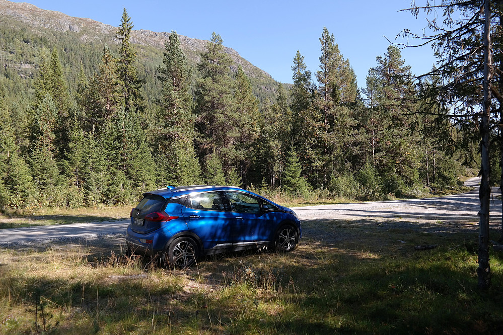 Parkering ved krysset hvor veien fra Risdalen møter Smådølvegen, like vest for setra Flødokki. Fauskofjellet er oppe til venstre.