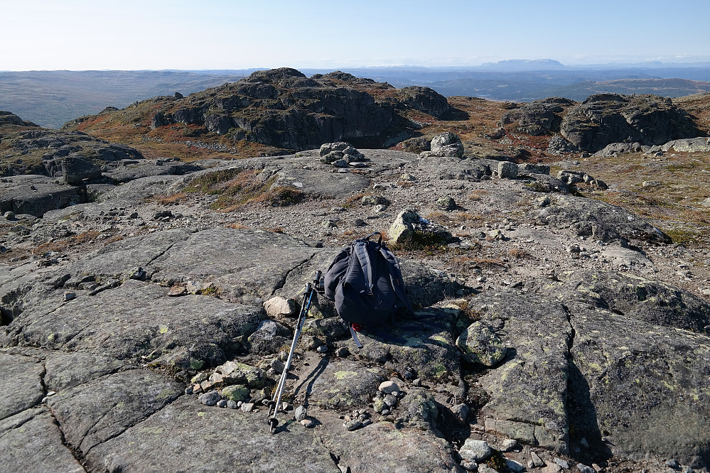 På toppen av Fauskofjellet NV1 (1357). Nærmest i bakgrunnen og litt til venstre, er Fauskofjellet NV2 (1358). Langt bak til høyre i bildet ses Hallingskarvet.