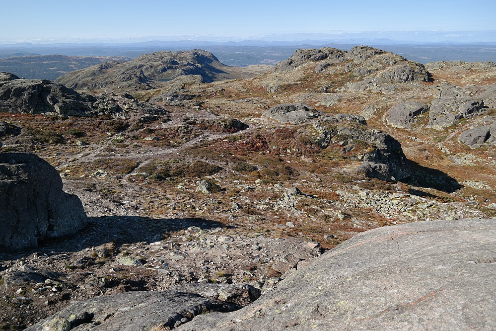 Fra Fauskofjellet NV2 (1358) ser vi mot Jøransetfjellet (1303), som er i bakgrunnen og litt til venstre for midten.