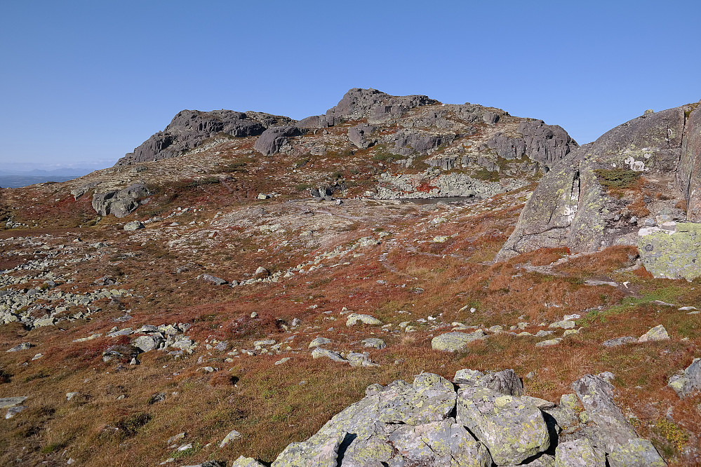 Bergknatten midt i bildet er Fauskofjellet NV3 (1355). Den til venstre er et par meter lavere.