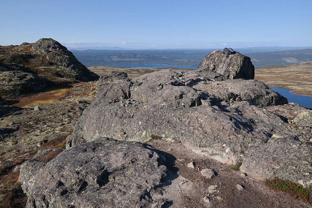 Toppunktet på Jøransetfjellet Sørøst (1280) er den store steinen til høyre. Lengre bak og til venstre i bildet ses Jøransetfjellet (1303).