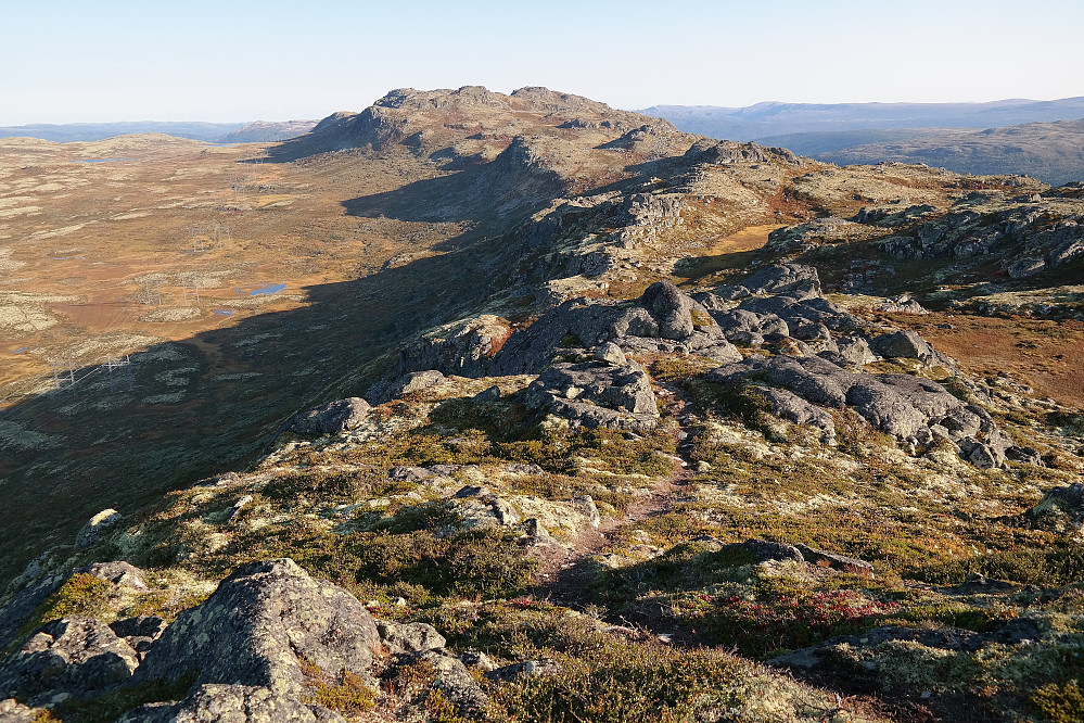 Fra Jøransetfjellet (1303) ser jeg tilbake mot ryggen jeg nå hadde gått, og mange av de mindre toppene som var besøkt idag. Toppunktet på Fauskofjellet (1369) er den fjellknatten som befinner til venstre og er av den høyeste i bakgrunnen.
