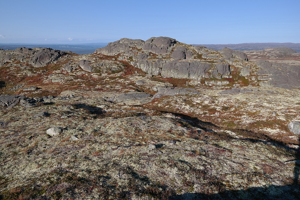 Jeg har startet på returen, og ser tilbake mot toppen av Jøransetfjellet (1303) fra en høyde 150 meter sørvest for toppen.