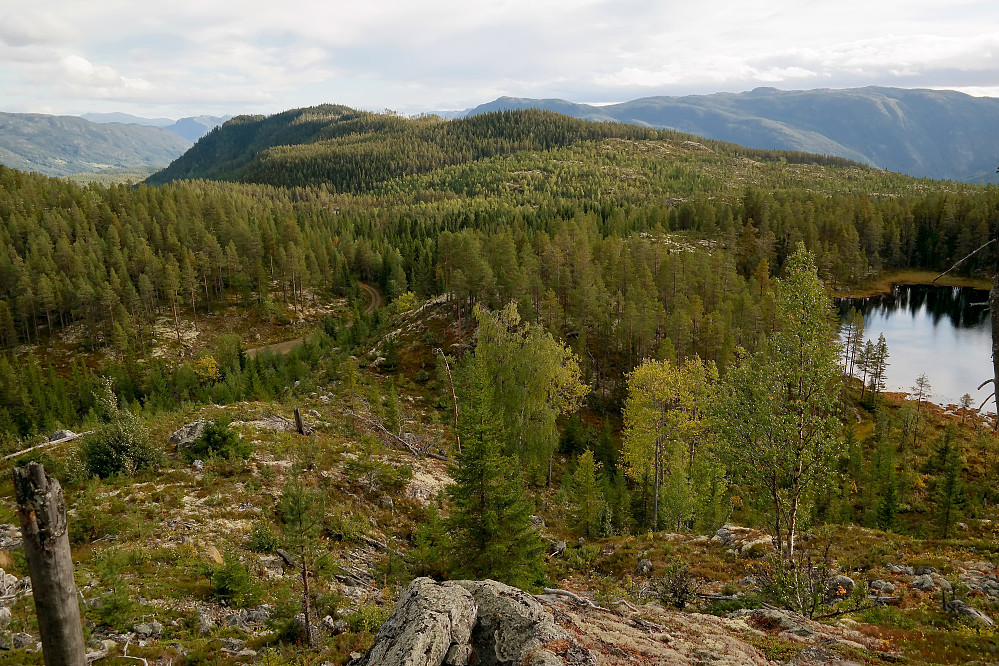 Noen meter sør for toppunktet på Rudsåsen Sørøst (763) er det flott utsikt, blant annet som her mot Klevarudnatten (808).