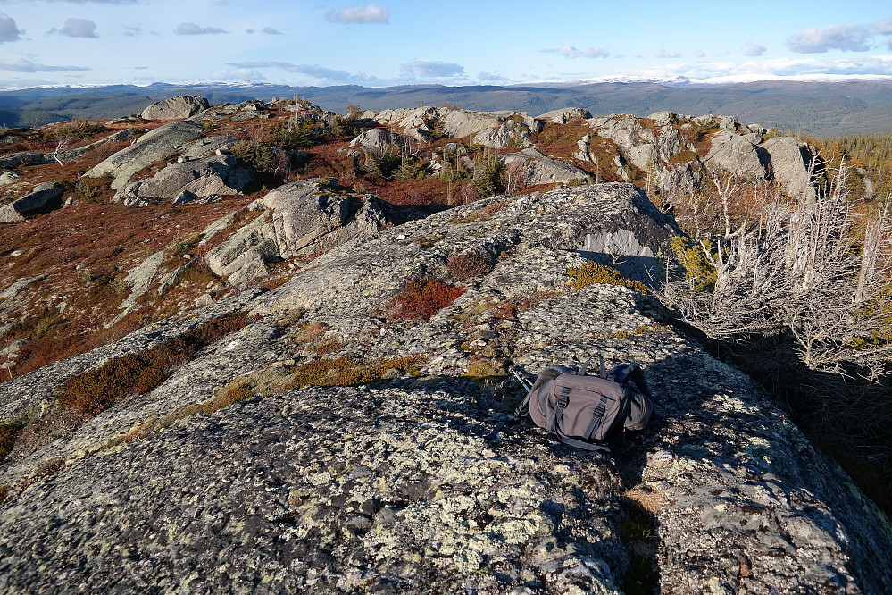 Sekken min ligger på det sørlige toppunktet (drøyt 932 moh) på Dobbeltnatten. Litt lengre bak til venstre er det midtre (933 moh på ØK), og den store steinen bakerst til venstre er det nordre toppunktet (drøyt 932 moh).