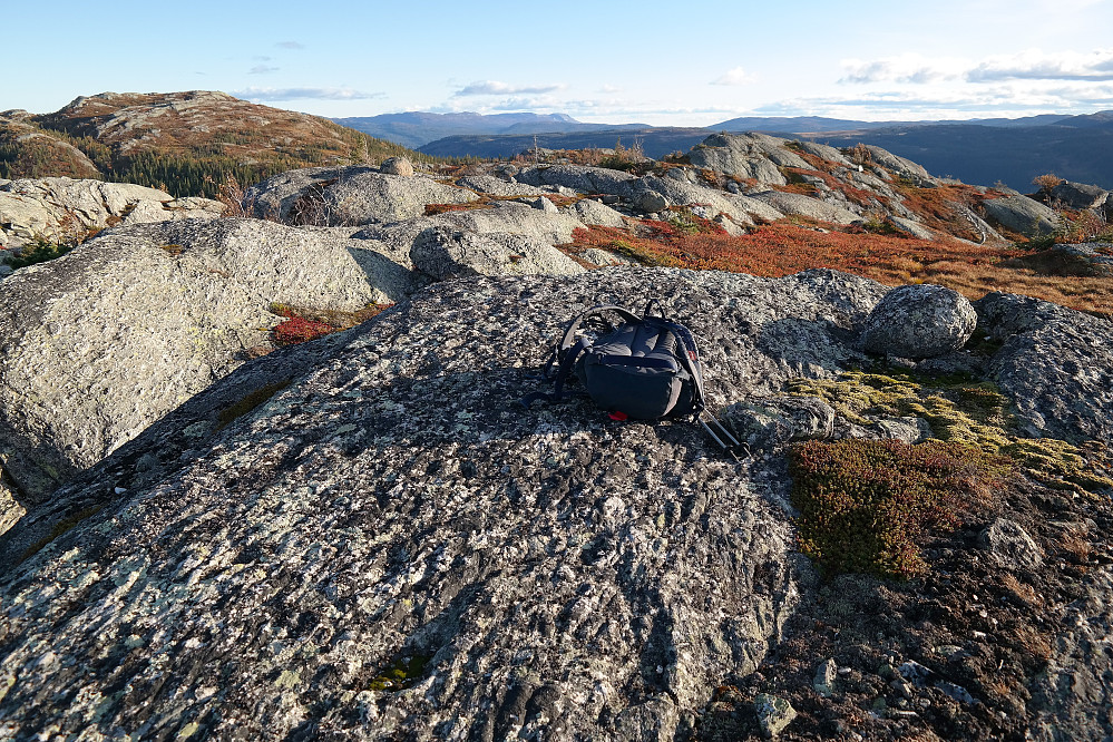 Jeg står på det nordre toppunktet (drøyt 932 moh) på Dobbeltnatten. Den runde steinen noen meter lengre bak til venstre er det midtre toppunktet (933 moh på ØK), mens enda lengre bak og til høyre ses det sørlige toppunktet (drøyt 932 moh).