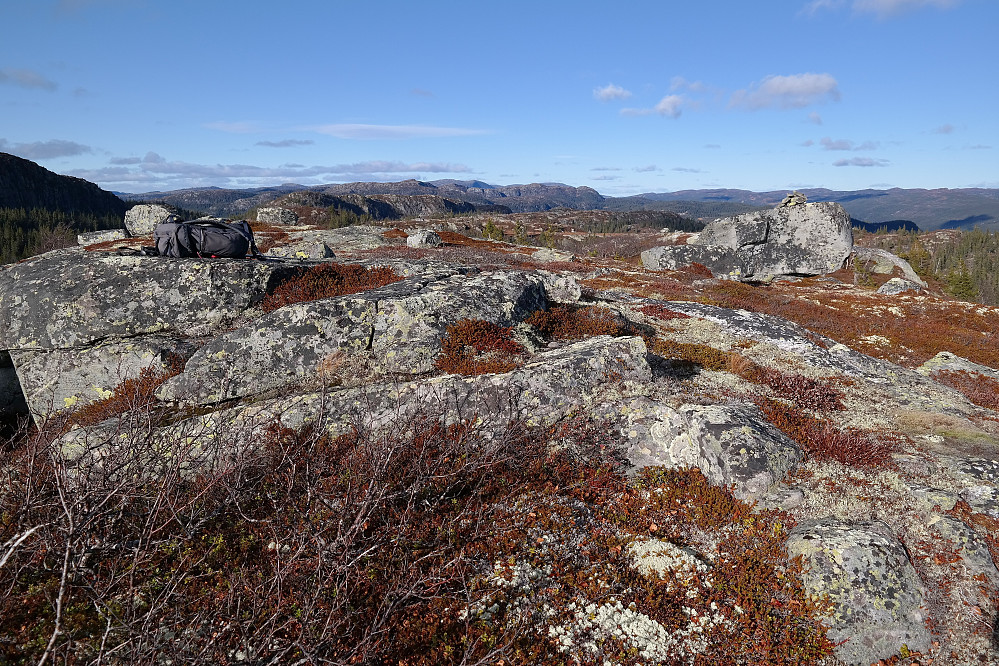 På Stavalinatten (987). Toppvarden er oppå den svære steinen til høyre i bildet.