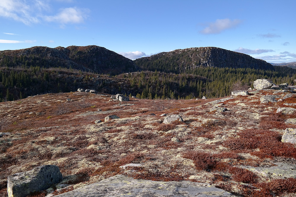 Vestover fra Stavalinatten (987). Toppen til venstre i bildet er Søtelinatten (1052). Til høyre ses Stornatten (1049).