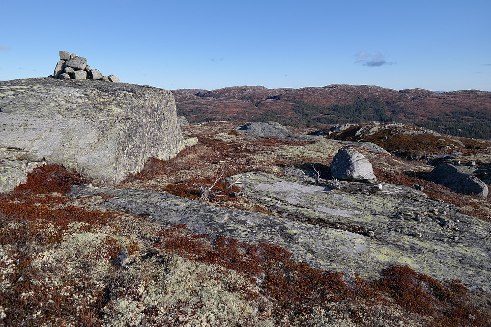 Toppvarden på Søtelinatten (1052) ses oppå den store steinen til venstre. I bakgrunnen er Søtelifjellet (1071).