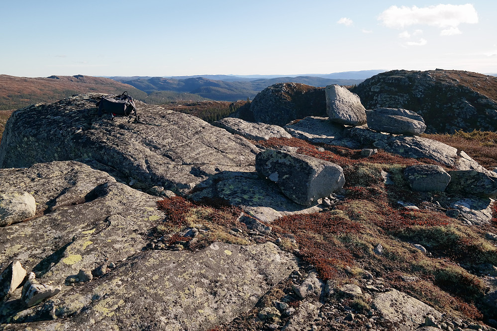 Høyeste punkt på Stornatten (1049) virket å være berget hvor sekken min ligger. I hvert fall høyeste faste fjell... 