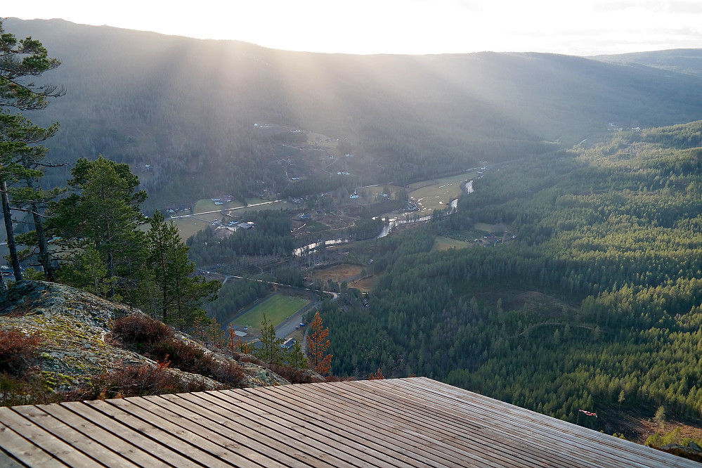 Ned mot Jondalen fra hanggliderrampa på Jondalsåsen. Idrettsplassen ses i nedre del av bildet. Bilen min står ved siden av en blå container til høyre for fotballbanen.