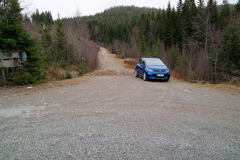 Parkeringen litt sørvest for Midtskogen. Den gamle veien (Jutsæterlia) som jeg fulgte i starten, forsvinner bakover i bildet. En grøft like bak bilen min gjør at man ikke kan kjøre på denne veien. Den gamle bomkassa ses også litt bak i bildet, på høyre side av veien.