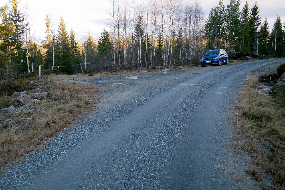 Parkeringslomma i krysset like nordøst for Tryttjernet. Til venstre ser man kjettingen som sperrer grusveien mot Vegavannet. 