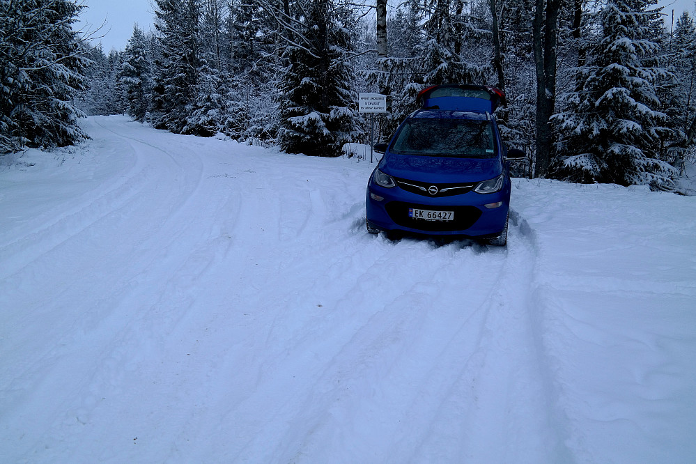 Parkeringslomma ved Henni. Skogsveien jeg fulgte fra turens start fortsetter innover i bildet til venstre. Bak bilen ses for øvrig skiltet hvor det står: "Privat skogsveg. Stengt for allmen kjøring".