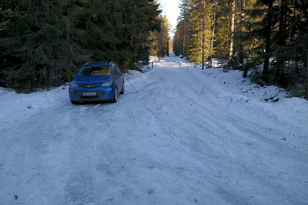 Sommerfjøstoppen p-lomme. Innover i bildet går den stengte veien som fører opp til masta ved toppen.