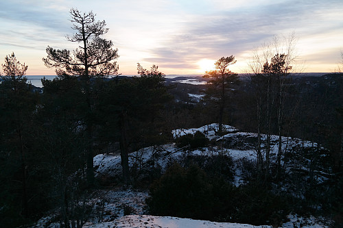 Sola går straks ned i sørvest, her sett fra Mørjeklovås (194).