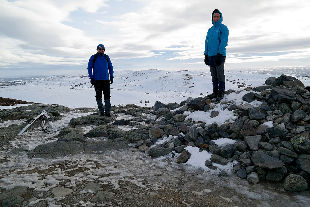 På toppen av Fjellenden (1143). I bakgrunnen, omtrent midt mellom Ole-Petter og Morten, er Freningfjellet (1142).