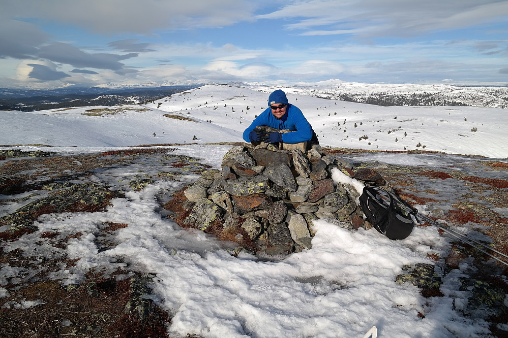 Denne toppen er min! Ole-Petter tviholder på Freningfjellet sitt. Bak og litt til venstre for Ole-Petter er Fjellenden.