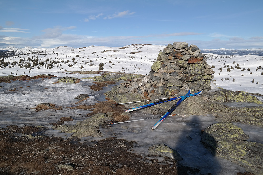 Toppvarden på Storstølknatten (1124). Freningfjellet (1142) er i bakgrunnen midt i bildet. Tredje topp til venstre for toppvarden, er Fjellenden (1143).