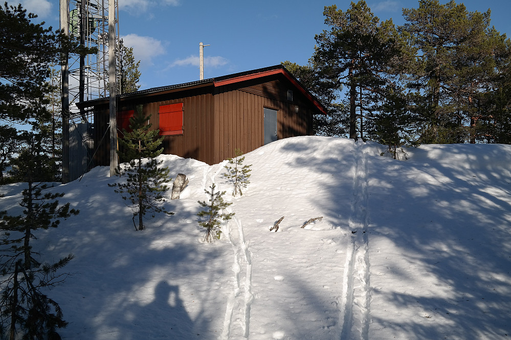 På Skredbuåsen (601) er det en mast og en hytte. Høyeste punkt er rett utenfor inngangsdøra.