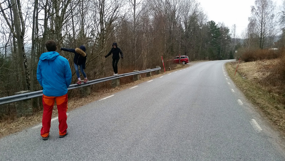 Mer spennende å gå på autovernet enn veien... Bilen til Morten står i bakgrunnen på parkeringslomma.