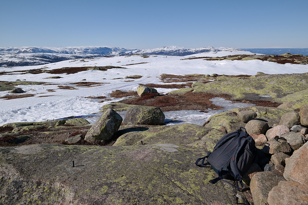 På toppen av Høgfjell (1010). Bildet tatt mot nordvest. Gyranfisen (1126) er langt bak nokså midt i bildet.